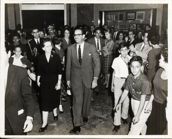 Foto de El presidente de la República de Cuba, Osvaldo Dorticós, visita la Biblioteca Nacional y participa en la inauguración del departamento Juvenil, 14 de diciembre de 1959. Fondos BNCJM. 